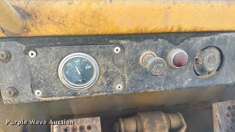 image for item ET4140 1994 Caterpillar 953B track loader