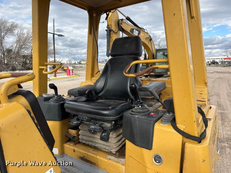 image for item ET4158 2005 Caterpillar D3G XL dozer