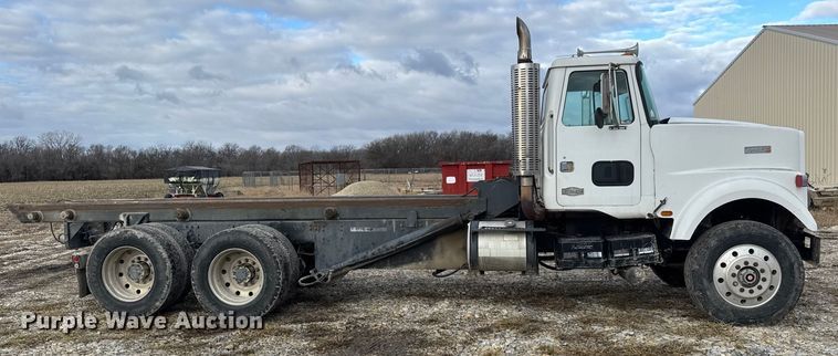 image for item ET4360 1982 Autocar Construcktor 2 roll-off container truck