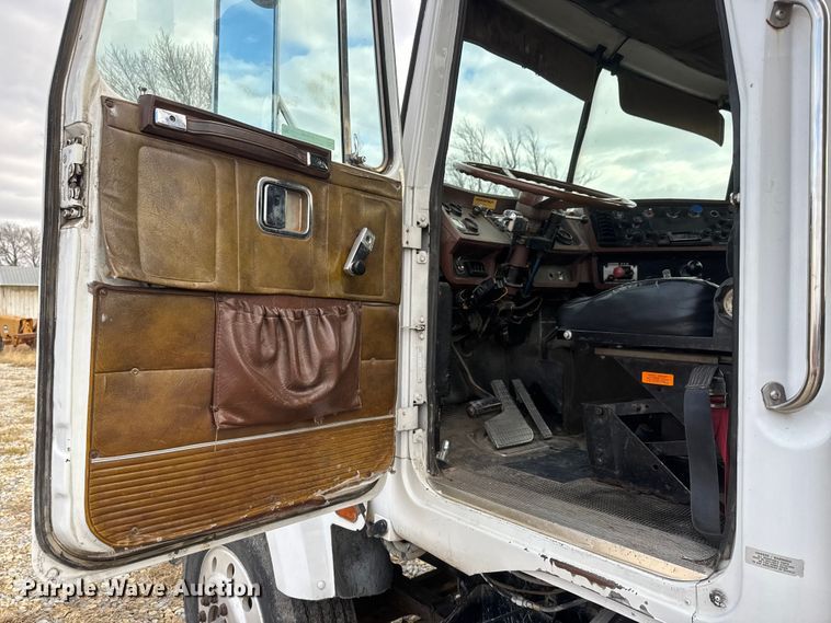 image for item ET4360 1982 Autocar Construcktor 2 roll-off container truck