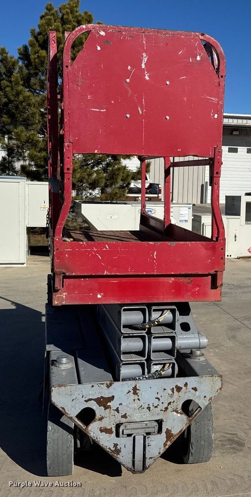 image for item ET4391 2005 MEC 2633ES scissor lift
