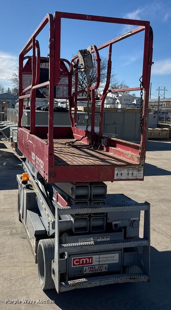 image for item ET4391 2005 MEC 2633ES scissor lift