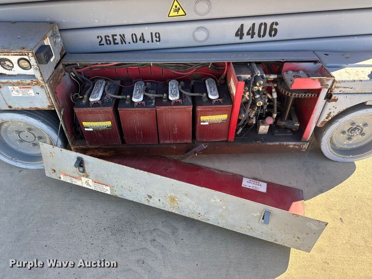 image for item ET4391 2005 MEC 2633ES scissor lift