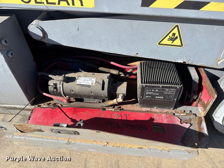 image for item ET4391 2005 MEC 2633ES scissor lift