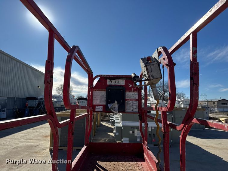 image for item ET4391 2005 MEC 2633ES scissor lift