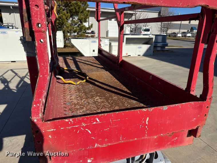 image for item ET4391 2005 MEC 2633ES scissor lift