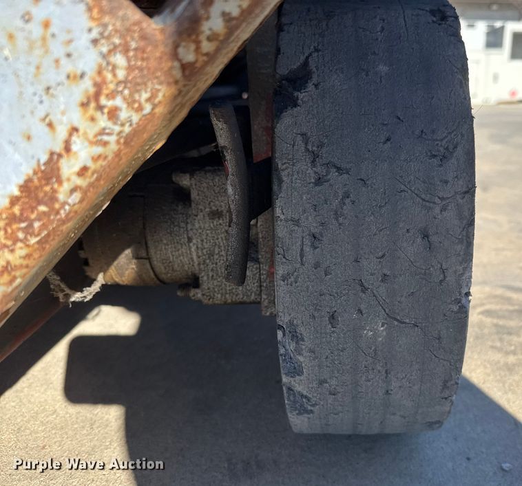 image for item ET4391 2005 MEC 2633ES scissor lift