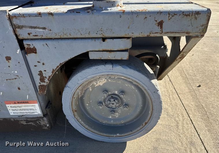 image for item ET4391 2005 MEC 2633ES scissor lift