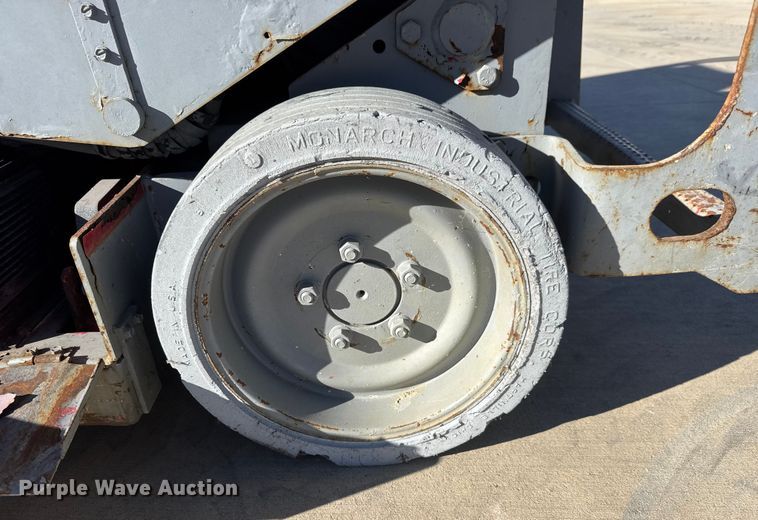 image for item ET4391 2005 MEC 2633ES scissor lift