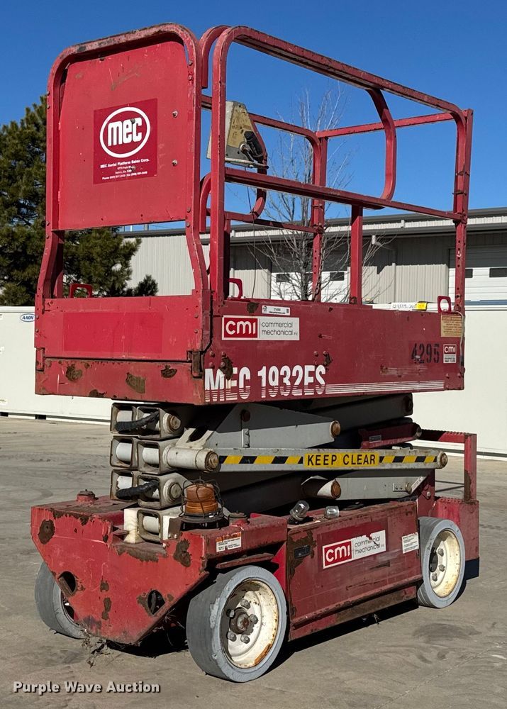 image for item ET4392 2004 MEC 1932ES scissor lift
