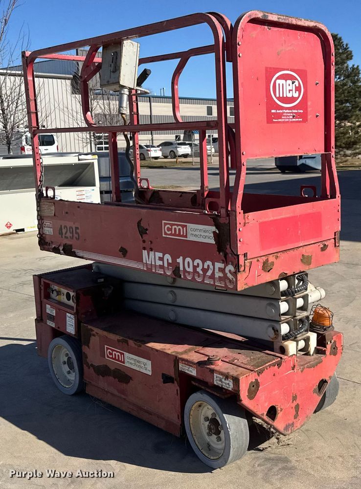 image for item ET4392 2004 MEC 1932ES scissor lift
