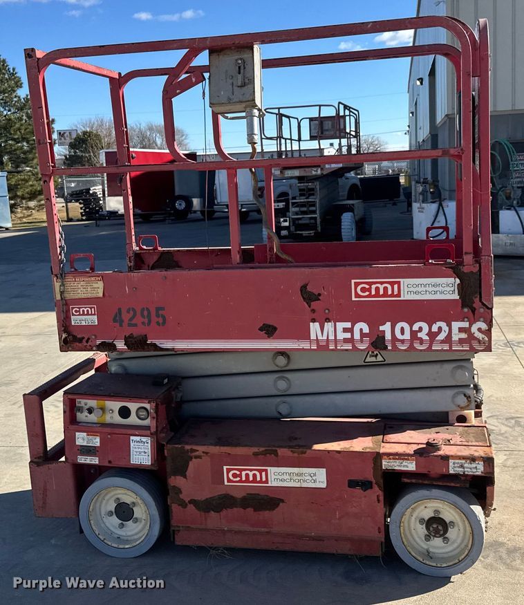 image for item ET4392 2004 MEC 1932ES scissor lift