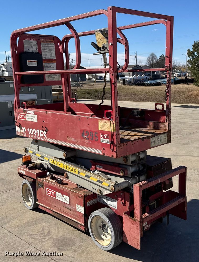 image for item ET4392 2004 MEC 1932ES scissor lift