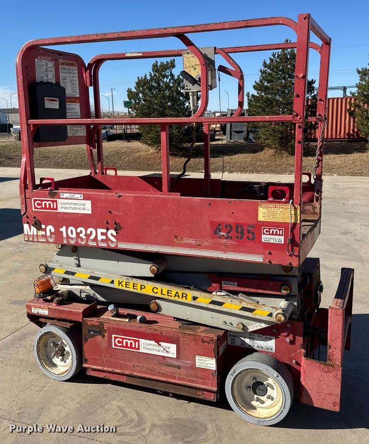 image for item ET4392 2004 MEC 1932ES scissor lift