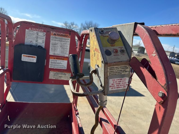 image for item ET4392 2004 MEC 1932ES scissor lift