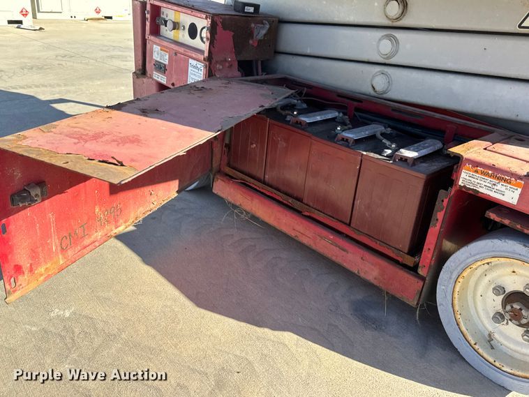 image for item ET4392 2004 MEC 1932ES scissor lift