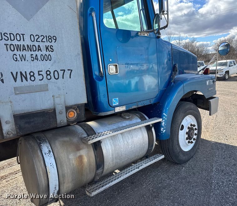 image for item ET4398 1997 Volvo WG64T tank truck