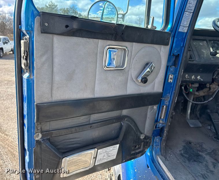 image for item ET4398 1997 Volvo WG64T tank truck