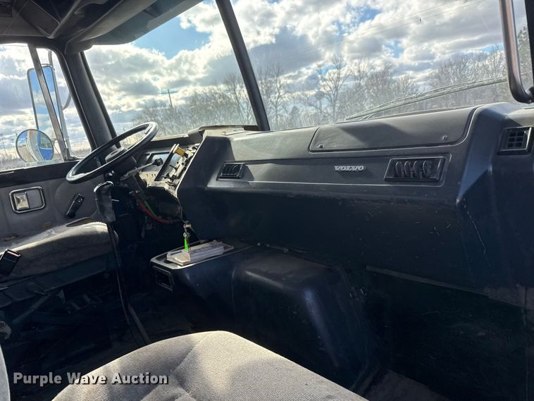 image for item ET4398 1997 Volvo WG64T tank truck