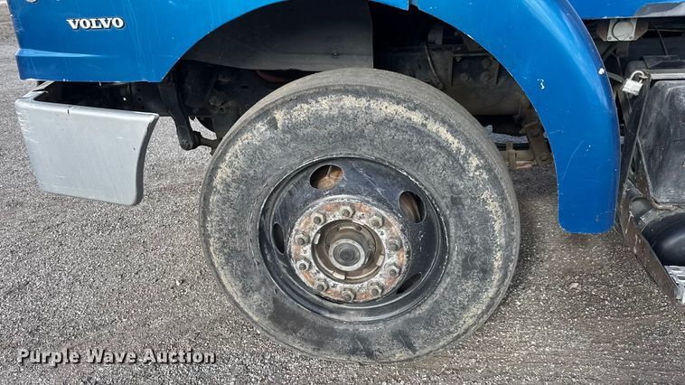 image for item ET4398 1997 Volvo WG64T tank truck