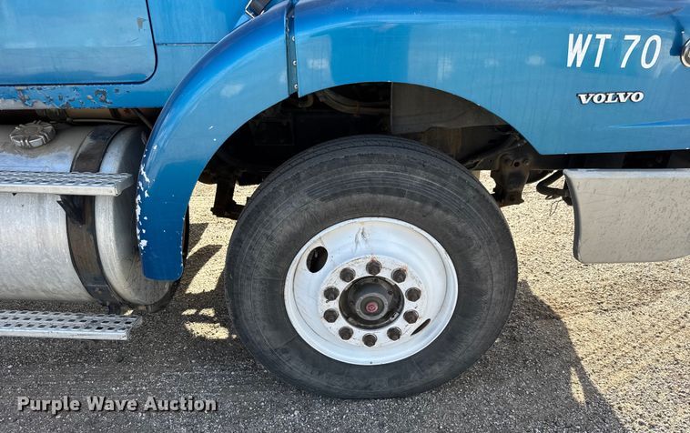 image for item ET4398 1997 Volvo WG64T tank truck