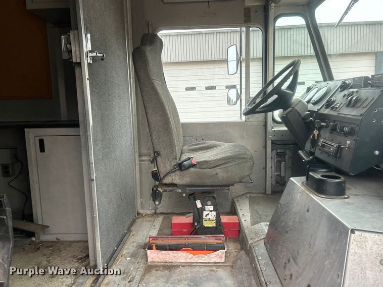 image for item ET6879 2008 Freightliner MT45 delivery van