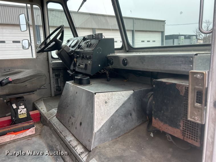 image for item ET6879 2008 Freightliner MT45 delivery van