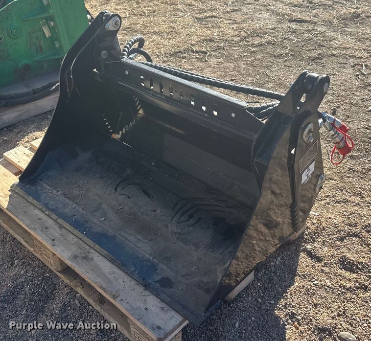 image for item FB0611 GIYI GY-XKH39F compact utility loader four-in-one bucket