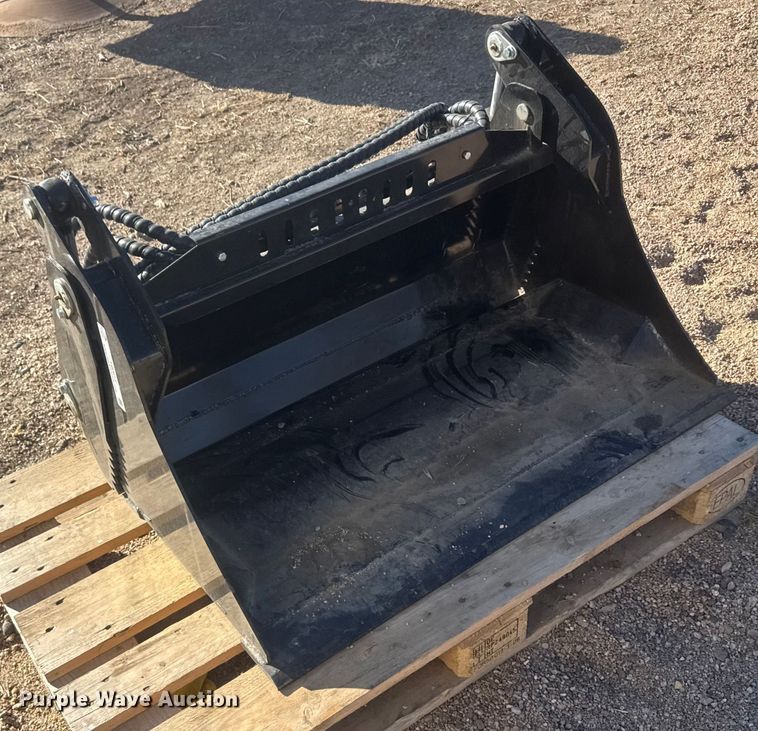 image for item FB0611 GIYI GY-XKH39F compact utility loader four-in-one bucket