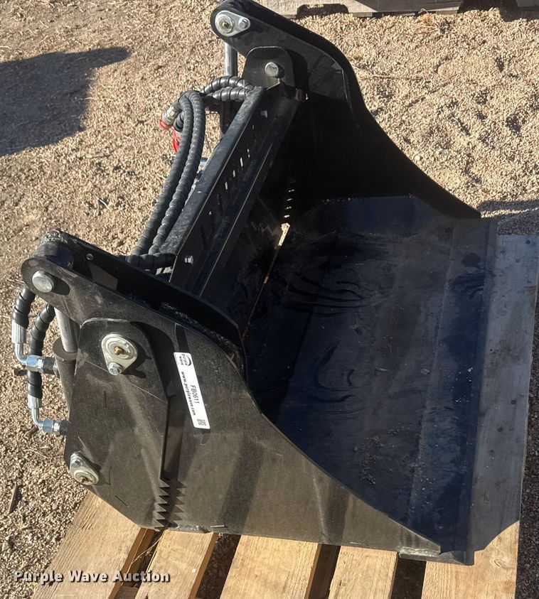 image for item FB0611 GIYI GY-XKH39F compact utility loader four-in-one bucket