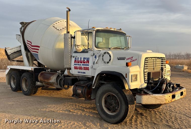 image for item FG1723 1988 Ford LT8000 ready mix truck