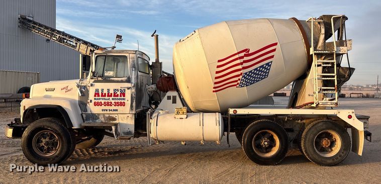 image for item FG1723 1988 Ford LT8000 ready mix truck