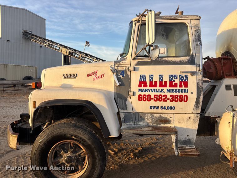 image for item FG1723 1988 Ford LT8000 ready mix truck