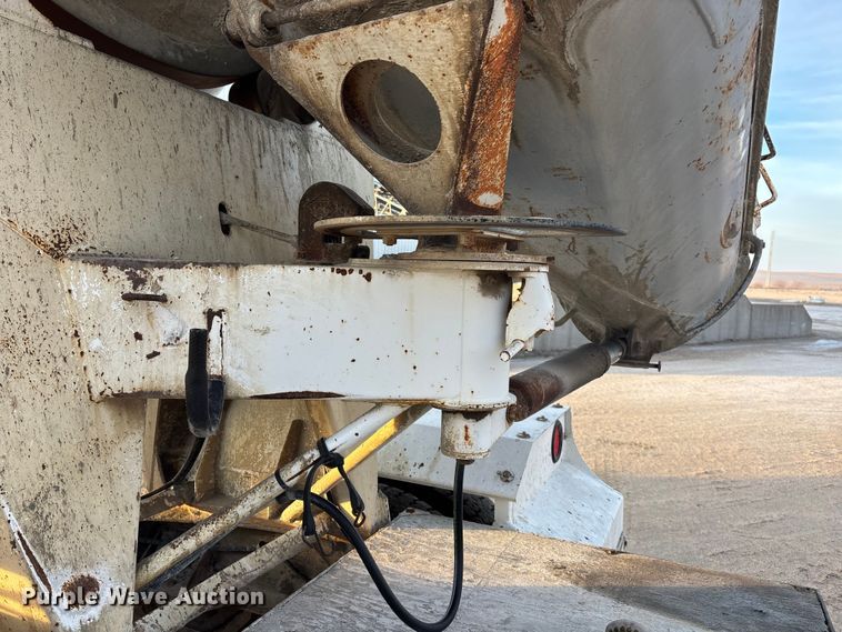 image for item FG1723 1988 Ford LT8000 ready mix truck