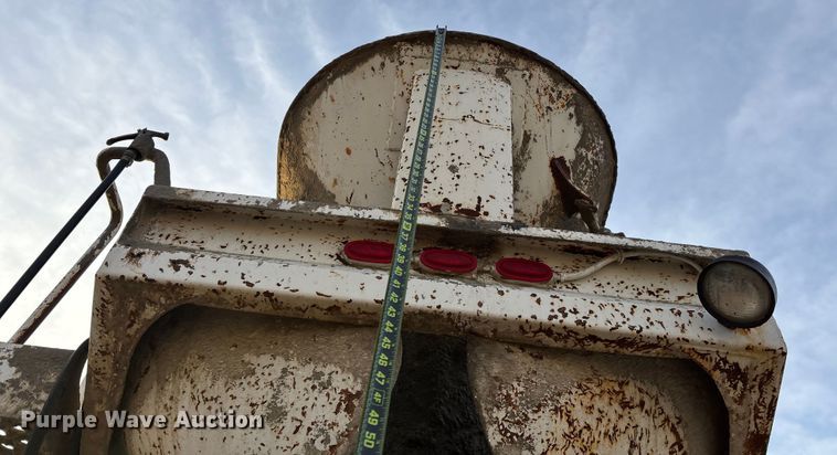 image for item FG1723 1988 Ford LT8000 ready mix truck