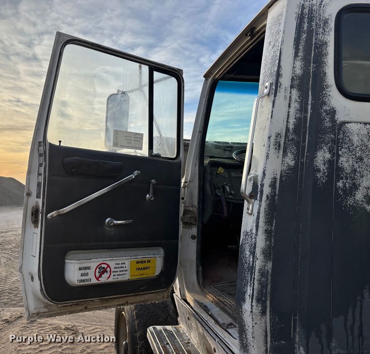 image for item FG1723 1988 Ford LT8000 ready mix truck