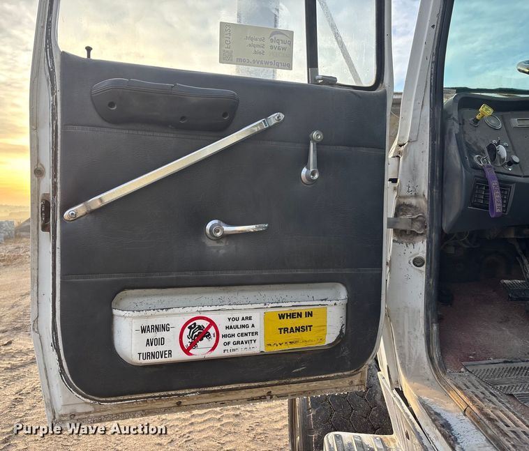 image for item FG1723 1988 Ford LT8000 ready mix truck