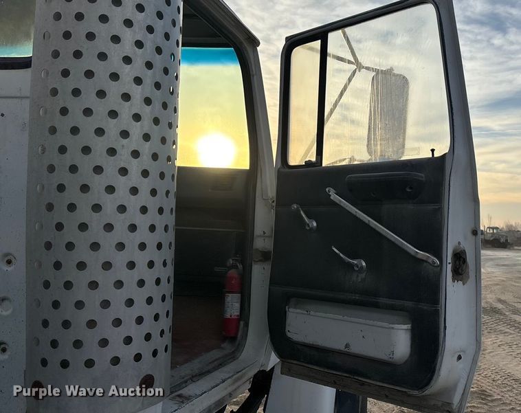 image for item FG1723 1988 Ford LT8000 ready mix truck