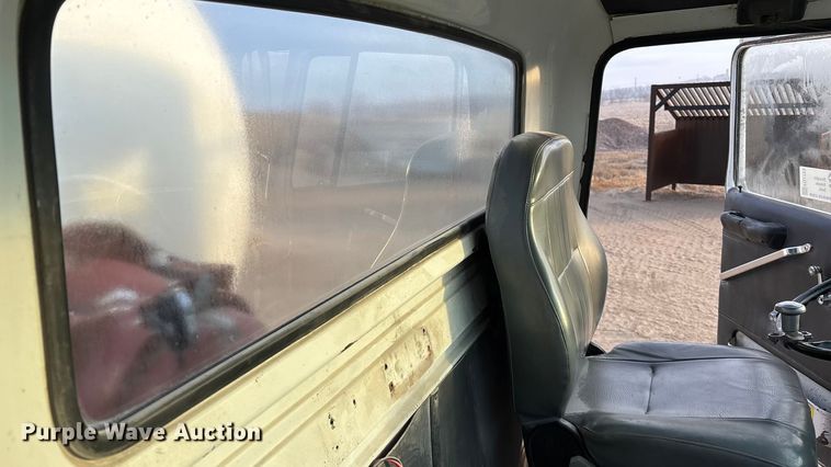 image for item FG1723 1988 Ford LT8000 ready mix truck