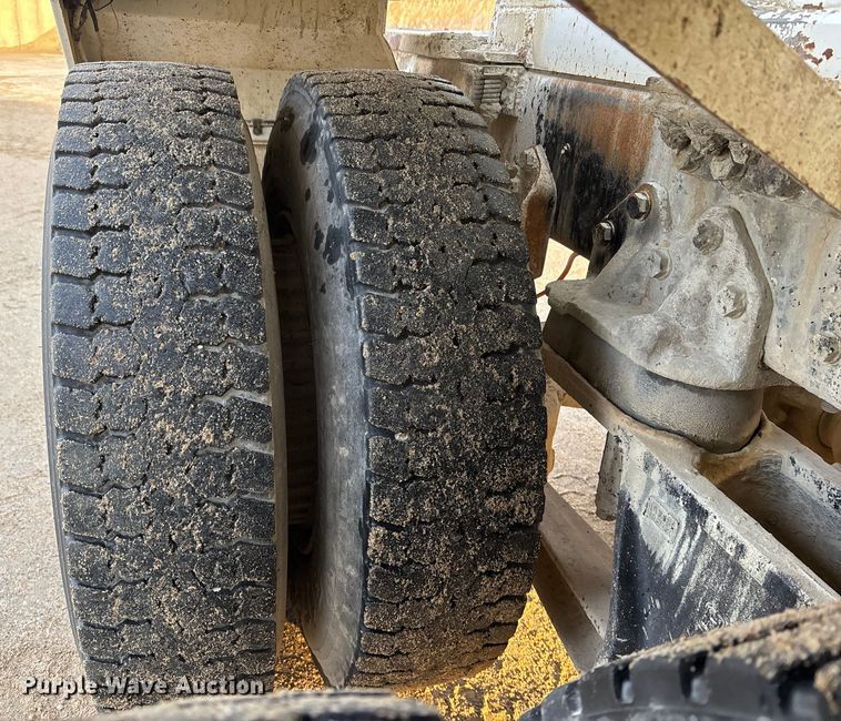 image for item FG1723 1988 Ford LT8000 ready mix truck