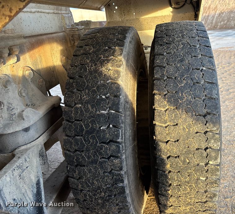 image for item FG1723 1988 Ford LT8000 ready mix truck