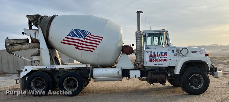 image for item FG1724 1988 Ford LT8000 ready mix truck