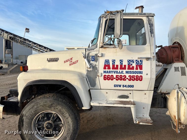 image for item FG1724 1988 Ford LT8000 ready mix truck