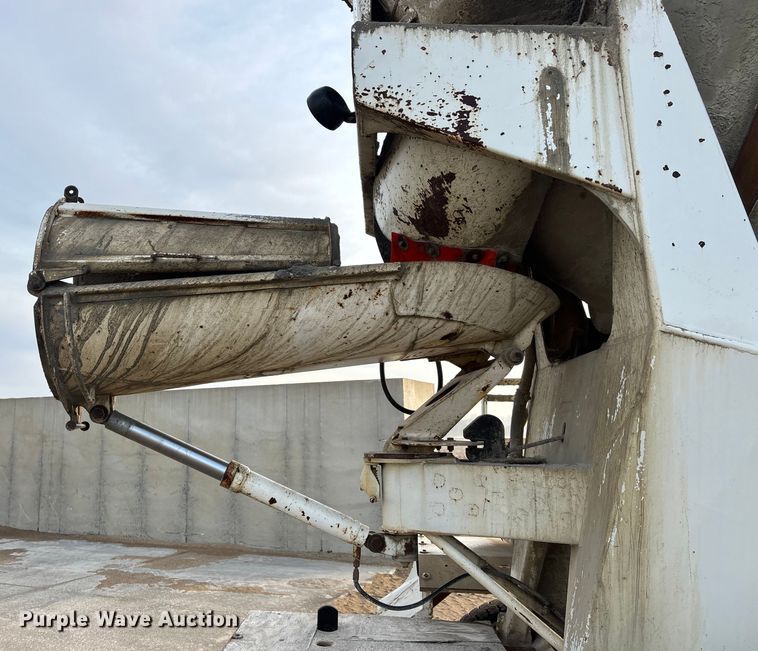 image for item FG1724 1988 Ford LT8000 ready mix truck