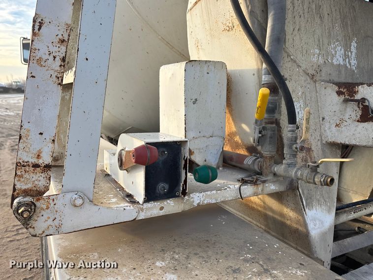 image for item FG1724 1988 Ford LT8000 ready mix truck