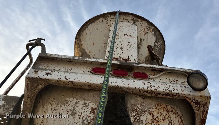 image for item FG1724 1988 Ford LT8000 ready mix truck