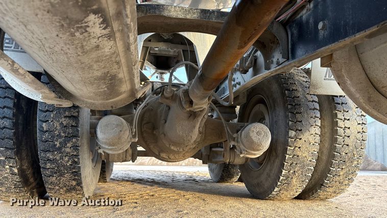 image for item FG1724 1988 Ford LT8000 ready mix truck