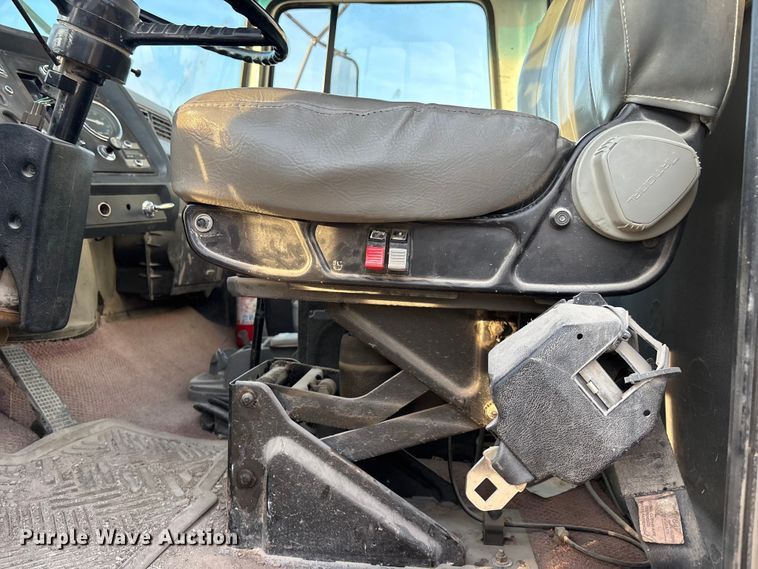 image for item FG1724 1988 Ford LT8000 ready mix truck