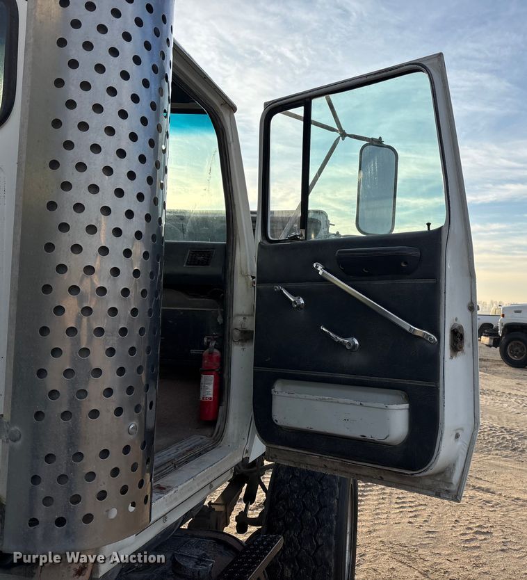 image for item FG1724 1988 Ford LT8000 ready mix truck