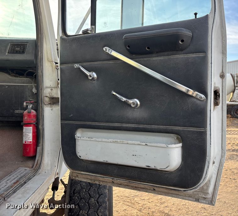 image for item FG1724 1988 Ford LT8000 ready mix truck